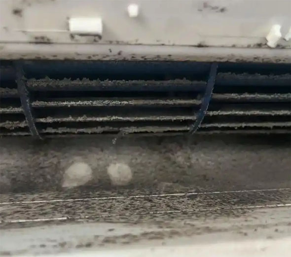 城东空调吹的风有股烧焦味是怎么回事